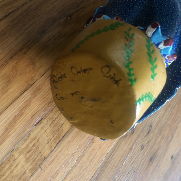 Vibrant Mexican folk art from Oaxaca signed by artist (painted wood sculpture) - Picture 4 of 7